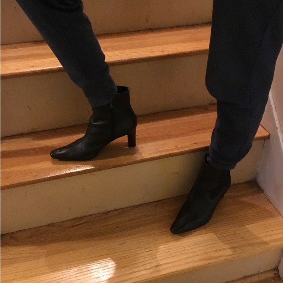 Black ankle leather boots, 6.5, “leather & man made upper,” excellent condition. - Picture 4 of 6